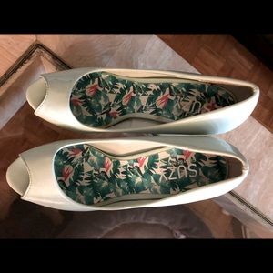 Brand new.. size 8.. beautiful light green colour with open toe.. size 8